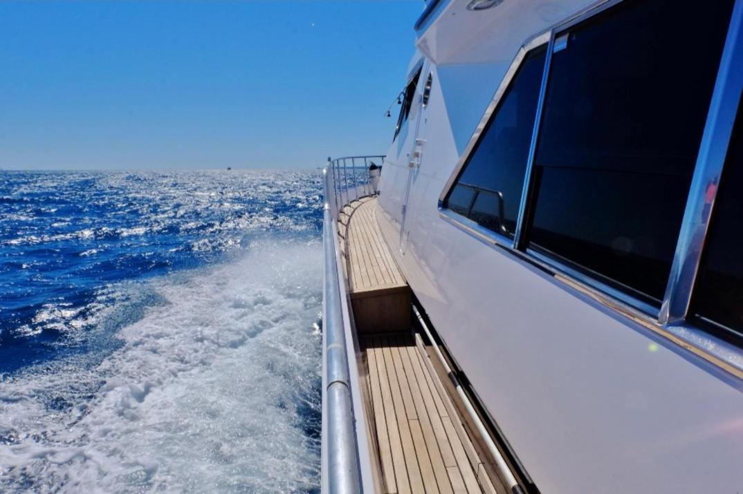 Bateau-hôtel Yacht Charter Cannes Antibes *