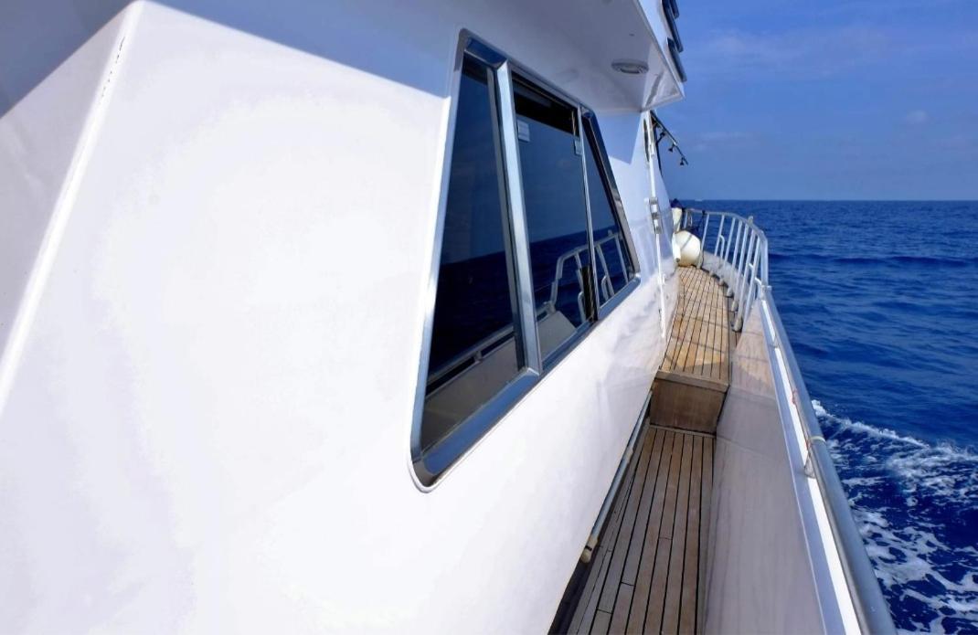 Yacht Charter Cannes Antibes Bateau-hôtel