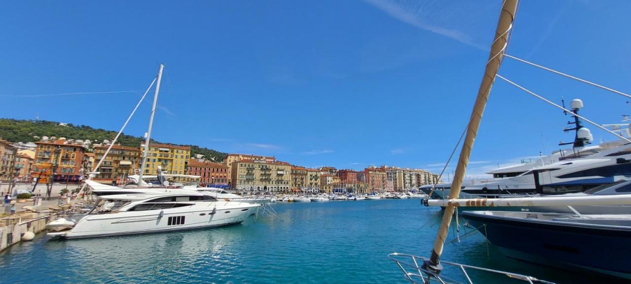 Yacht Charter Cannes Antibes Bateau-hôtel