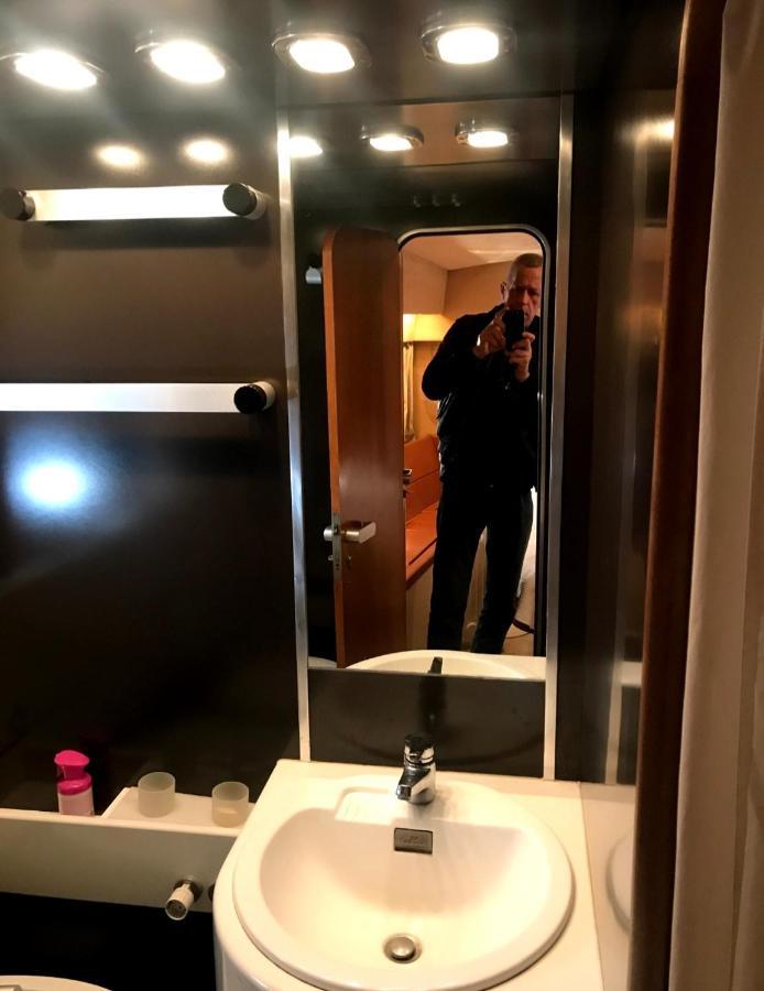 Bateau-hôtel Yacht Charter Cannes Antibes Nice